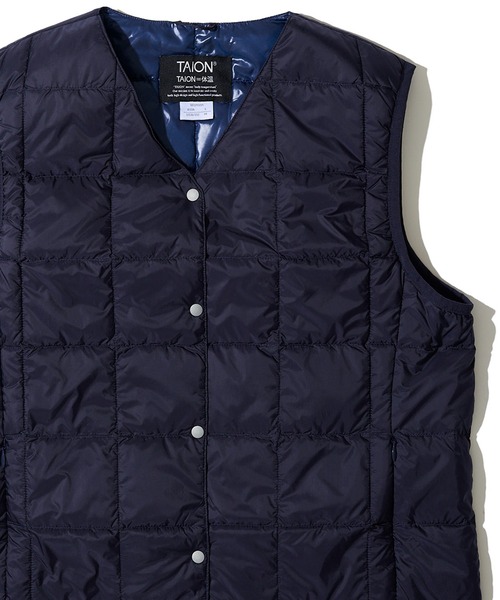 TAION（タイオン）の「【TAION / タイオン】V NECK BUTTON DOWN VEST / インナーダウンベスト TAION-W001（ダウンベスト・レディース・ブラック/カーキ/チャコールグレー/グレー/オフホワイト/サンドベージュ/ネイビー/ライトグレー/セージグリーン・SMALL/MEDIUM/LARGE/X-LARGE/XX-LARGE）」の9枚目の写真