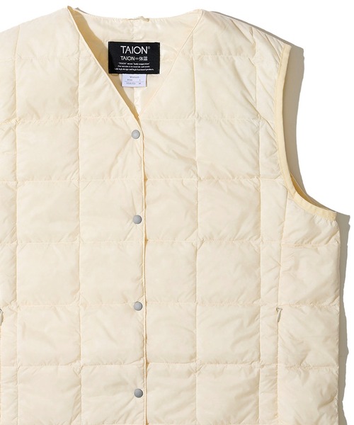 TAION（タイオン）の「【TAION / タイオン】V NECK BUTTON DOWN VEST / インナーダウンベスト TAION-W001（ダウンベスト・レディース・ブラック/カーキ/チャコールグレー/グレー/オフホワイト/サンドベージュ/ネイビー/ライトグレー/セージグリーン・SMALL/MEDIUM/LARGE/X-LARGE/XX-LARGE）」の2枚目の写真