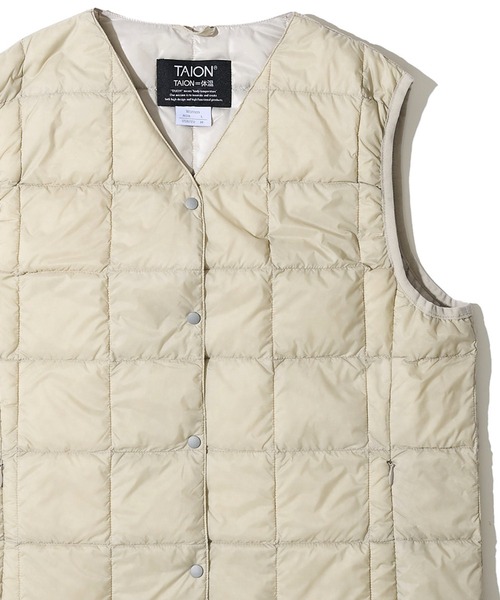 TAION（タイオン）の「【TAION / タイオン】V NECK BUTTON DOWN VEST / インナーダウンベスト TAION-W001（ダウンベスト・レディース・ブラック/カーキ/チャコールグレー/グレー/オフホワイト/サンドベージュ/ネイビー/ライトグレー/セージグリーン・SMALL/MEDIUM/LARGE/X-LARGE/XX-LARGE）」の4枚目の写真