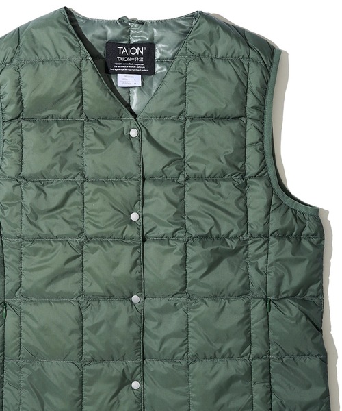 TAION（タイオン）の「【TAION / タイオン】V NECK BUTTON DOWN VEST / インナーダウンベスト TAION-W001（ダウンベスト・レディース・ブラック/カーキ/チャコールグレー/グレー/オフホワイト/サンドベージュ/ネイビー/ライトグレー/セージグリーン・SMALL/MEDIUM/LARGE/X-LARGE/XX-LARGE）」の8枚目の写真