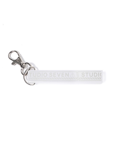 STUDIO SEVEN(スタジオ セブン)の「Caution Logo Acrylic Key Holder【STUDIOSEVEN/スタジオセブン】(その他雑貨・メンズ・ブラック/ホワイト・FREE)」の2枚目の写真