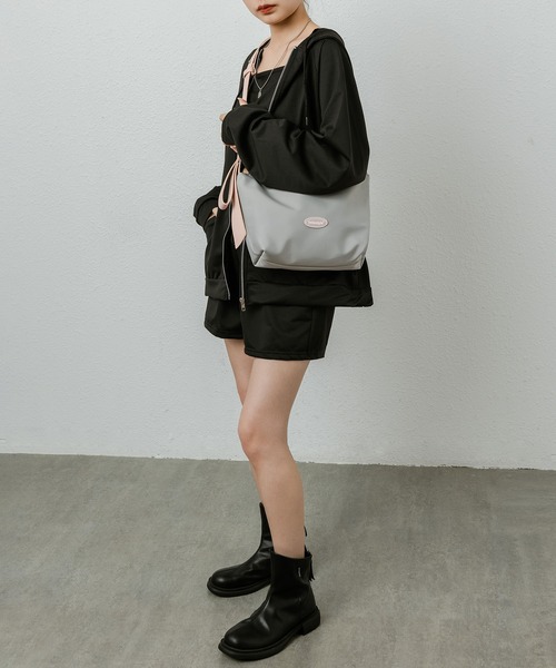 LA VORAGINE（ラ ヴォラジネ）の「配色ショルダー　ナイロンショルダーバッグ（ショルダーバッグ・レディース・グレー/ピンク・FREE）」の7枚目の写真