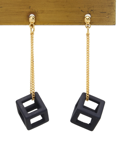 SENSE OF PLACE by URBAN RESEARCH(センスオブプレイスバイアーバンリサーチ)の「CL チェーン×カラーキューブピアス(ピアス(両耳用)・レディース・ホワイト/ブラック/ネイビー・FREE)」の3枚目の写真