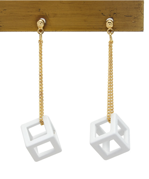 SENSE OF PLACE by URBAN RESEARCH(センスオブプレイスバイアーバンリサーチ)の「CL チェーン×カラーキューブピアス(ピアス(両耳用)・レディース・ホワイト/ブラック/ネイビー・FREE)」の1枚目の写真