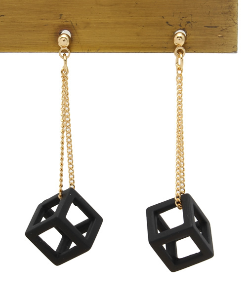 SENSE OF PLACE by URBAN RESEARCH(センスオブプレイスバイアーバンリサーチ)の「CL チェーン×カラーキューブピアス(ピアス(両耳用)・レディース・ホワイト/ブラック/ネイビー・FREE)」の2枚目の写真