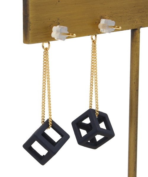 SENSE OF PLACE by URBAN RESEARCH(センスオブプレイスバイアーバンリサーチ)の「CL チェーン×カラーキューブピアス(ピアス(両耳用)・レディース・ホワイト/ブラック/ネイビー・FREE)」の5枚目の写真