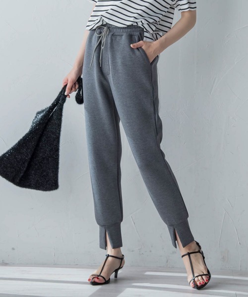 VICKY（ビッキー）の「【ビッキー定番/ロングシーズン大活躍/L号サイズ/新色登場！】裾スリットジョガーパンツ《手洗い可能》（スウェットパンツ・レディース・オフホワイト/ブラック/ベージュ/グレー・S/M/L）」の4枚目の写真