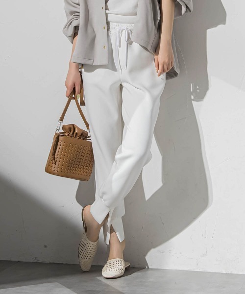 VICKY（ビッキー）の「【ビッキー定番/ロングシーズン大活躍/L号サイズ/新色登場！】裾スリットジョガーパンツ《手洗い可能》（スウェットパンツ・レディース・オフホワイト/ブラック/ベージュ/グレー・S/M/L）」の2枚目の写真