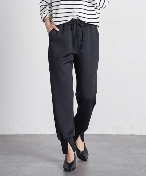 VICKY（ビッキー）の「【ビッキー定番/ロングシーズン大活躍/L号サイズ/新色登場！】裾スリットジョガーパンツ《手洗い可能》（スウェットパンツ・レディース・オフホワイト/ブラック/ベージュ/グレー・S/M/L）」の3枚目の写真