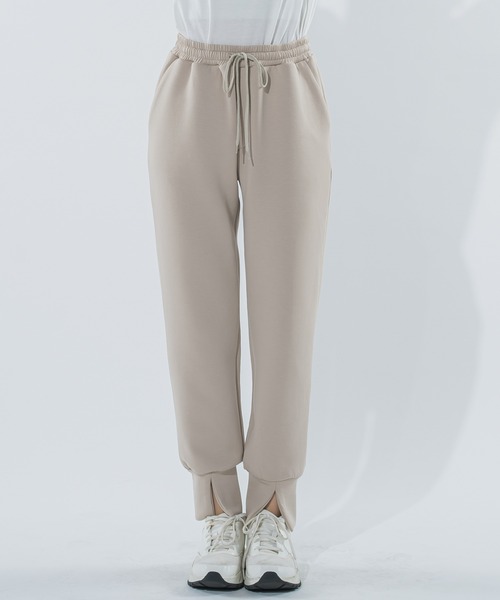 VICKY（ビッキー）の「【ビッキー定番/ロングシーズン大活躍/L号サイズ/新色登場！】裾スリットジョガーパンツ《手洗い可能》（スウェットパンツ・レディース・オフホワイト/ブラック/ベージュ/グレー・S/M/L）」の17枚目の写真