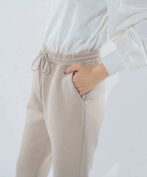 VICKY（ビッキー）の「【ビッキー定番/ロングシーズン大活躍/L号サイズ/新色登場！】裾スリットジョガーパンツ《手洗い可能》（スウェットパンツ・レディース・オフホワイト/ブラック/ベージュ/グレー・S/M/L）」の21枚目の写真