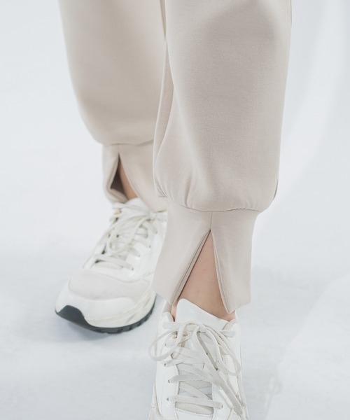 VICKY（ビッキー）の「【ビッキー定番/ロングシーズン大活躍/L号サイズ/新色登場！】裾スリットジョガーパンツ《手洗い可能》（スウェットパンツ・レディース・オフホワイト/ブラック/ベージュ/グレー・S/M/L）」の22枚目の写真