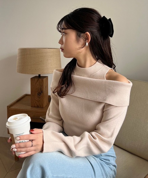 one after another NICE CLAUP（ワンアフターアナザーナイスクラップ）の「肩あきオフショルニット（ニット/セーター・レディース・オフホワイト/グレー/ベージュ/ホワイト×ブラック・FREE）」の4枚目の写真