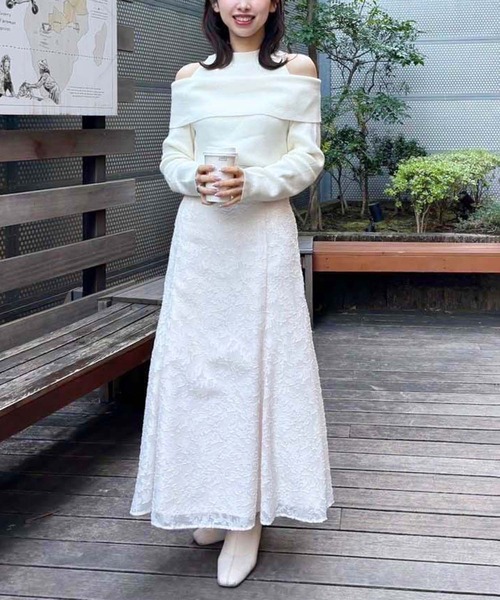 one after another NICE CLAUP（ワンアフターアナザーナイスクラップ）の「肩あきオフショルニット（ニット/セーター・レディース・オフホワイト/グレー/ベージュ/ホワイト×ブラック・FREE）」の6枚目の写真