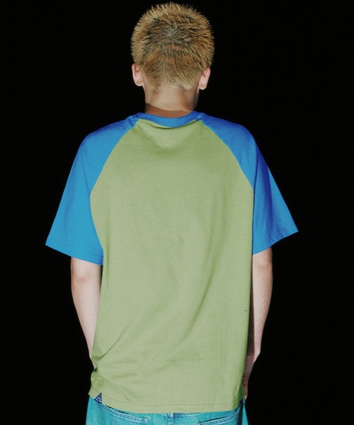 ISTKUNST(イストクンスト)の「A'GEM/9 × .kom 『ISTKUNST/イストクンスト』 PRINT RAGLAN TEE/ プリント ラグラン Tシャツ(Tシャツ/カットソー・メンズ・ブラック/カーキ・S/L)」の4枚目の写真