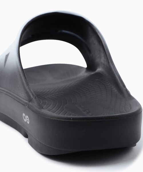 and wander(アンドワンダー)の「【入庫禁止】and wander/アンドワンダー×OOFOS/ウーフォス recovery sandal スライドサンダル リカバリーサンダル(サンダル・メンズ・ブラック・26/27/28)」の9枚目の写真