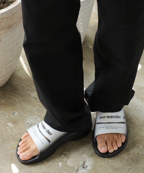 and wander(アンドワンダー)の「【入庫禁止】and wander/アンドワンダー×OOFOS/ウーフォス recovery sandal スライドサンダル リカバリーサンダル(サンダル・メンズ・ブラック・26/27/28)」の14枚目の写真