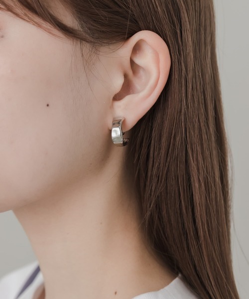 SMELLY（スメリー）の「ニュアンスプレートフープイヤリング（イヤリング・レディース・ゴールド/シルバー・-）」の3枚目の写真