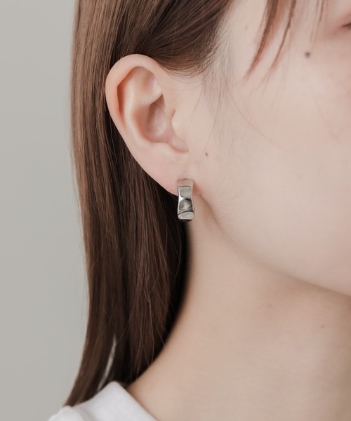 SMELLY（スメリー）の「ニュアンスプレートフープイヤリング（イヤリング・レディース・ゴールド/シルバー・-）」の4枚目の写真