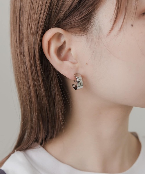 SMELLY（スメリー）の「ニュアンスプレートフープイヤリング（イヤリング・レディース・ゴールド/シルバー・-）」の5枚目の写真