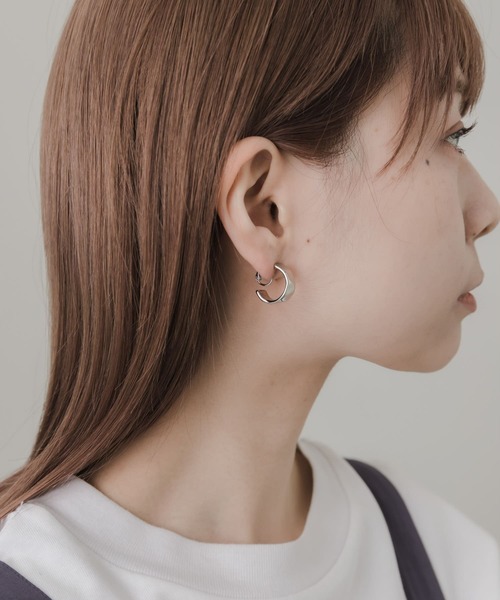 SMELLY（スメリー）の「ニュアンスプレートフープイヤリング（イヤリング・レディース・ゴールド/シルバー・-）」の6枚目の写真