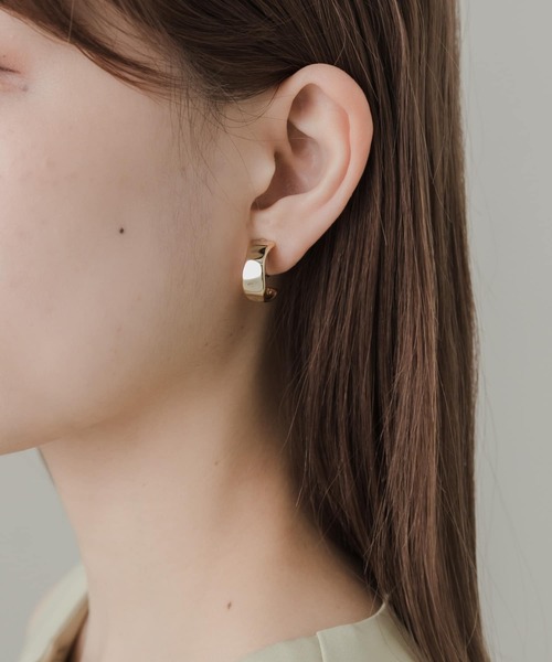 SMELLY（スメリー）の「ニュアンスプレートフープイヤリング（イヤリング・レディース・ゴールド/シルバー・-）」の7枚目の写真