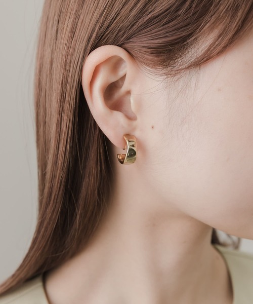 SMELLY（スメリー）の「ニュアンスプレートフープイヤリング（イヤリング・レディース・ゴールド/シルバー・-）」の8枚目の写真