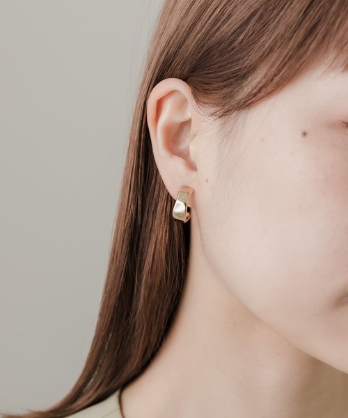 SMELLY（スメリー）の「ニュアンスプレートフープイヤリング（イヤリング・レディース・ゴールド/シルバー・-）」の9枚目の写真