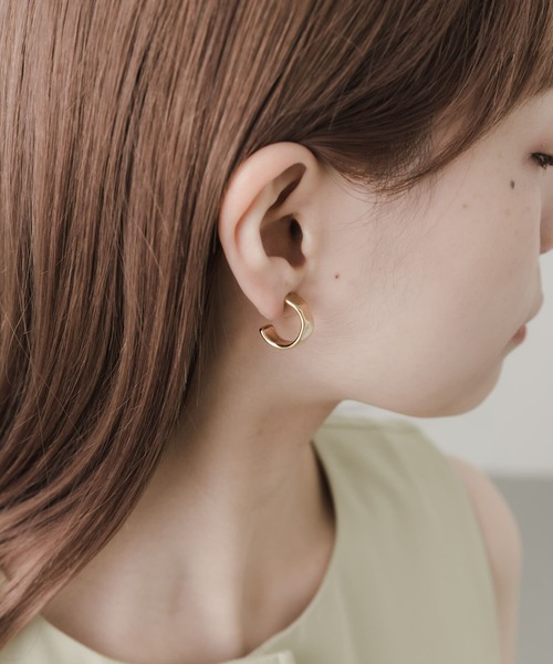 SMELLY（スメリー）の「ニュアンスプレートフープイヤリング（イヤリング・レディース・ゴールド/シルバー・-）」の10枚目の写真