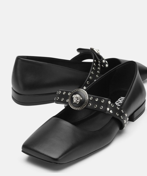 VERSACE（ヴェルサーチ）の「ジャンニ リボン スタッド バレエシューズ（パンプス・レディース・ブラック・38/36/37）」の3枚目の写真