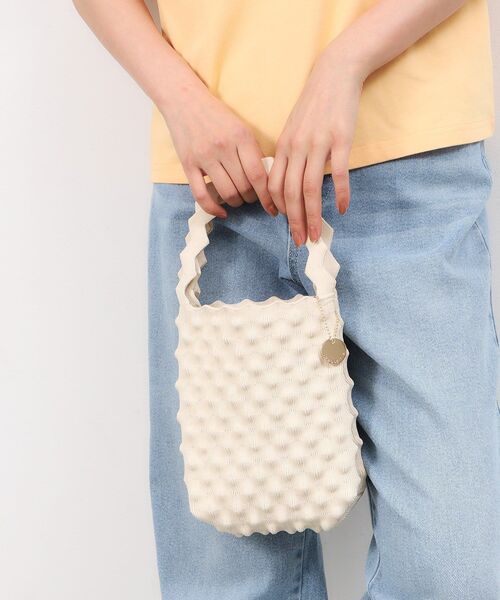 OPAQUE.CLIP（オペークドットクリップ）の「◆ポコポコニットバッグ（ハンドバッグ・レディース・ブルー/ブラック/アイボリー/マスタード・00）」の6枚目の写真