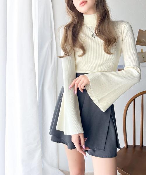 classicalelf(クラシカルエルフ)の「大人かわいいが実現できる。袖フレアハイネックニットプルオーバー(袖配色・無地・ボーダー)(ニット/セーター・レディース・ブラック/チャコールグレー×ブラック/アイボリー/グレー系その他/ホワイト×ブラック/ブラック系その他/ライトグレー/モカ・LARGE/MEDIUM/SMALL/X-LARGE)」の2枚目の写真