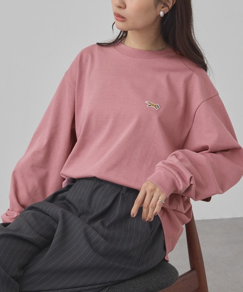 PENNEYS(ぺニーズ)の「PENNEYS/ペニーズ 別注 THE FOX ロゴ ワンポイントワッペン刺繍オーバーサイズTシャツ(Tシャツ/カットソー・レディース・ダークネイビー/ライトグレー/ホワイト系/ブラック/ホワイト/チャコール/ブラウン/グレイッシュベージュ/レッド/ピンク/ブラック系/グレイッシュブルー/チェリーレッド/レッド系/ブラック系2/モカ/ダークグリーン/ブルー系/ピンク系・S/L/M)」の16枚目の写真
