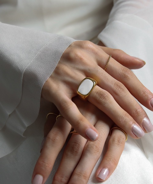 abaskdesign（アバスクデザイン）の「金属アレルギー対応 スクエアトップステンレスリング（リング・レディース・ゴールド系その他/シルバー系その他/ゴールド系その他2/シルバー系その他2・11号/9号/14号/16号/7号）」の3枚目の写真