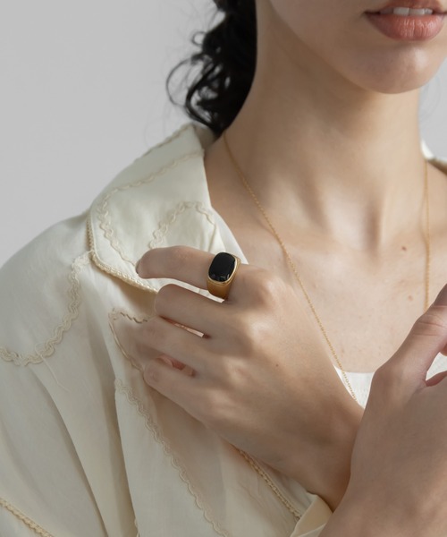 abaskdesign（アバスクデザイン）の「金属アレルギー対応 スクエアトップステンレスリング（リング・レディース・ゴールド系その他/シルバー系その他/ゴールド系その他2/シルバー系その他2・11号/9号/14号/16号/7号）」の4枚目の写真