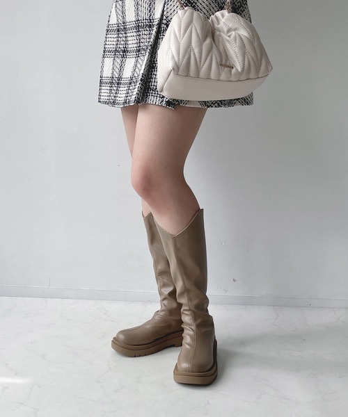 AS KNOW AS plus（アズノゥアズプラス）の「Vカットロングブーツ（ブーツ・レディース・ベージュ/ブラウン/ブラック・M/L）」の7枚目の写真