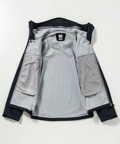 phenix outdoor(フェニックスアウトドア)の「phenix OUTDOOR(フェニックスアウトドア) メンズ 4WAYストレッチ マウンテンパーカー (軽量 / 撥水加工)(マウンテンパーカー・メンズ・ダークグリーン/ブラック・S/M/L/XL)」の7枚目の写真