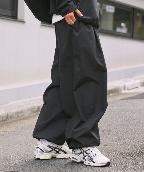 The unormwind（ザアンノームワインド）の「【撥水、透湿、防風】3レイヤーオーバータックワイドパンツ（その他パンツ・メンズ・チャコール/ブラック・S/M/L/XL）」の13枚目の写真