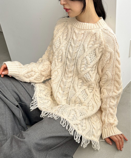feepur（フェピュール）の「【ハンドウォッシャブル】アシンメトリーケーブルフリンジニット（ニット/セーター・レディース・アイボリー/ブラック/グレー・MEDIUM）」の2枚目の写真