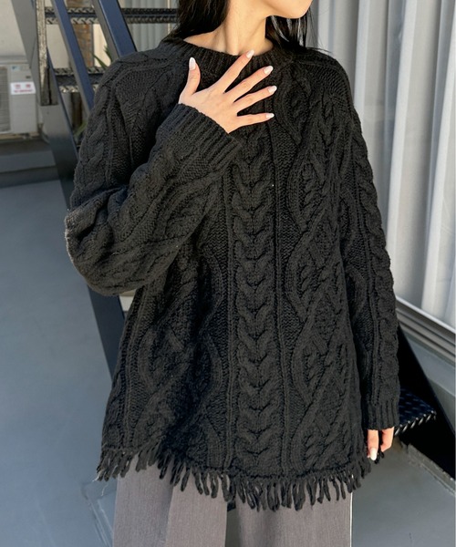 feepur（フェピュール）の「【ハンドウォッシャブル】アシンメトリーケーブルフリンジニット（ニット/セーター・レディース・アイボリー/ブラック/グレー・MEDIUM）」の3枚目の写真