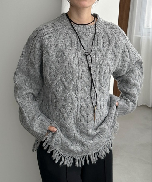 feepur（フェピュール）の「【ハンドウォッシャブル】アシンメトリーケーブルフリンジニット（ニット/セーター・レディース・アイボリー/ブラック/グレー・MEDIUM）」の7枚目の写真