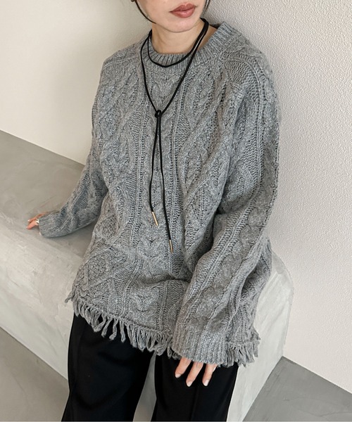 feepur（フェピュール）の「【ハンドウォッシャブル】アシンメトリーケーブルフリンジニット（ニット/セーター・レディース・アイボリー/ブラック/グレー・MEDIUM）」の8枚目の写真