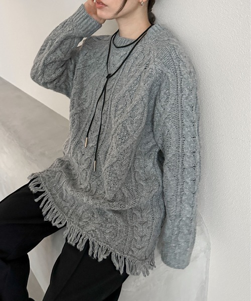 feepur（フェピュール）の「【ハンドウォッシャブル】アシンメトリーケーブルフリンジニット（ニット/セーター・レディース・アイボリー/ブラック/グレー・MEDIUM）」の9枚目の写真
