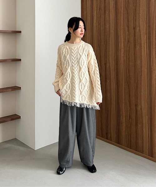 feepur（フェピュール）の「【ハンドウォッシャブル】アシンメトリーケーブルフリンジニット（ニット/セーター・レディース・アイボリー/ブラック/グレー・MEDIUM）」の19枚目の写真