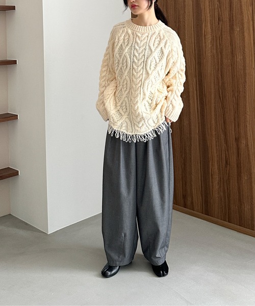 feepur（フェピュール）の「【ハンドウォッシャブル】アシンメトリーケーブルフリンジニット（ニット/セーター・レディース・アイボリー/ブラック/グレー・MEDIUM）」の21枚目の写真