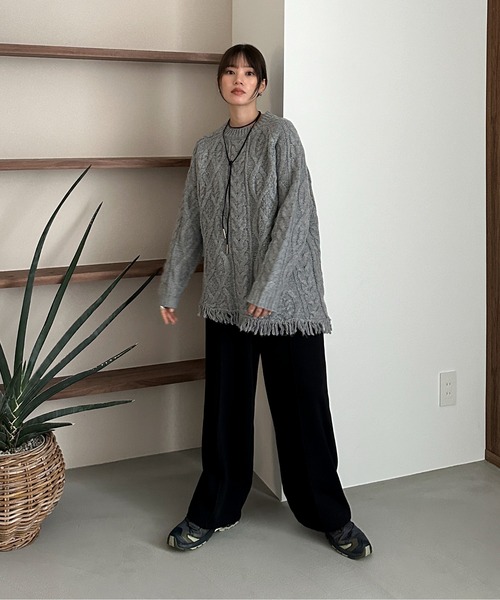 feepur（フェピュール）の「【ハンドウォッシャブル】アシンメトリーケーブルフリンジニット（ニット/セーター・レディース・アイボリー/ブラック/グレー・MEDIUM）」の4枚目の写真