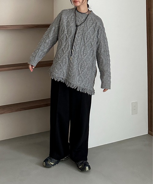 feepur（フェピュール）の「【ハンドウォッシャブル】アシンメトリーケーブルフリンジニット（ニット/セーター・レディース・アイボリー/ブラック/グレー・MEDIUM）」の6枚目の写真