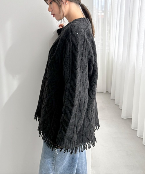feepur（フェピュール）の「【ハンドウォッシャブル】アシンメトリーケーブルフリンジニット（ニット/セーター・レディース・アイボリー/ブラック/グレー・MEDIUM）」の14枚目の写真