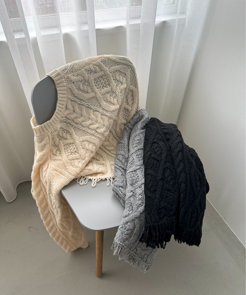 feepur（フェピュール）の「【ハンドウォッシャブル】アシンメトリーケーブルフリンジニット（ニット/セーター・レディース・アイボリー/ブラック/グレー・MEDIUM）」の10枚目の写真