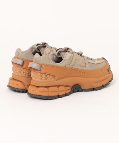 NIKE(ナイキ)の「NIKE WMNS ZOOM VOMERO ROAM HQ2181-200(スニーカー・レディース・ブラウン・24.5㎝/24㎝/23.5㎝/23㎝/25㎝)」の3枚目の写真